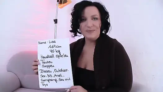 Seksi siyah çoraplı ateşli ve tombul büyük götlü esmer amını parmaklıyor ve dildoyla oynuyor