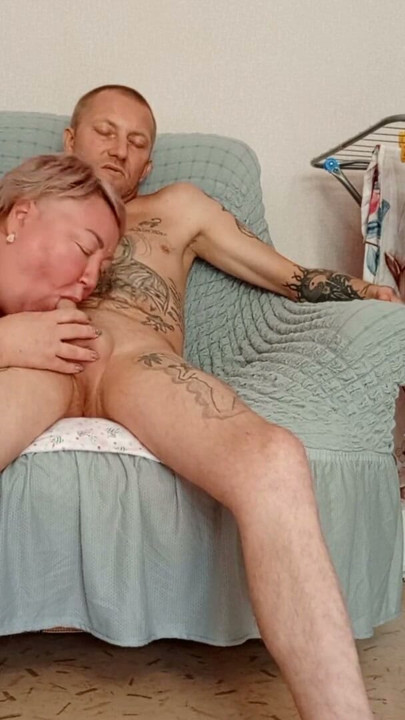 Novia me la mama por la mañana haciendo una mamada profunda | Clip 1