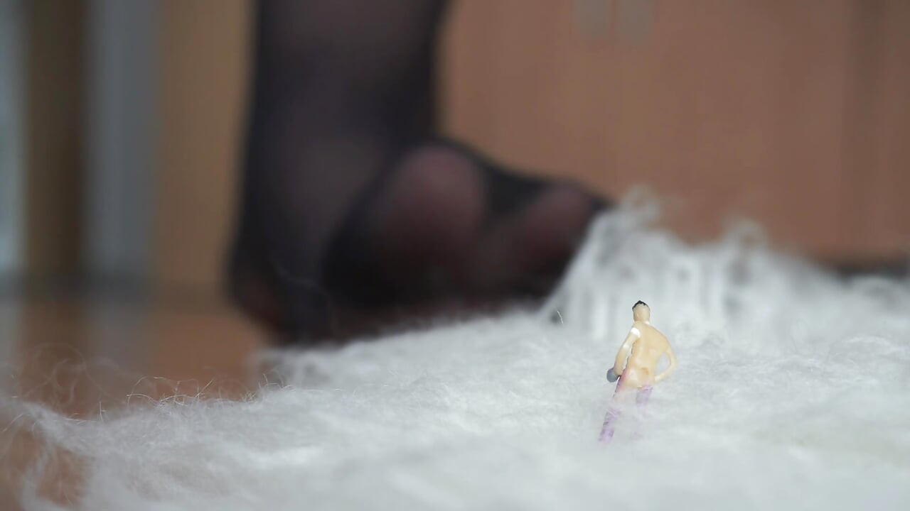 Giantess küçülen iş arkadaşlarıyla saklambaç oynuyor