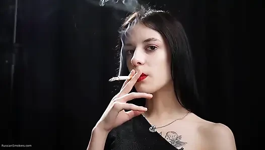 Cewek langsing lagi asik merokok dua cewek rambut merah