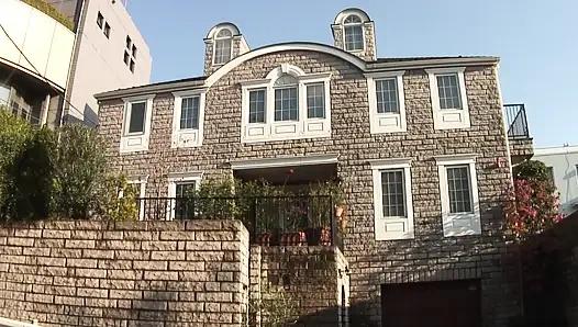 Memek berbulu pembantu ini di-fingering dan dientot habis-habisan sampai menetes