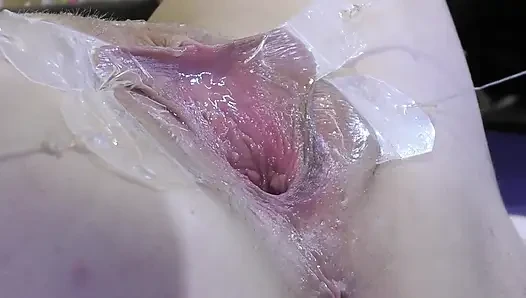 Sehr Eng Gespreizte Muschi Fickt Mit Dildo Und Glas