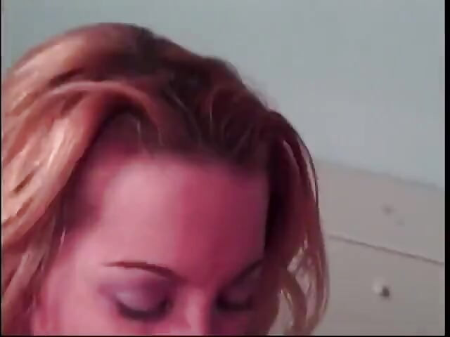 Cara recebe boquete ótimo da loira na cama