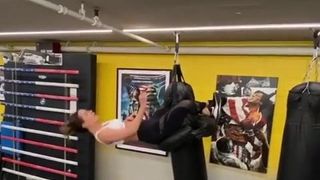 Kate Beckinsale в сексуальной тренировке, показывает ее ноги и ядро