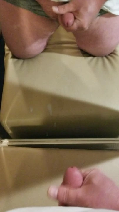 Thick cock shoots a b9g hot load