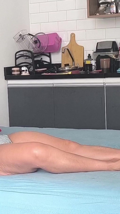 Married woman from Rio Grande do Sul visiting her lover BBC in São Paulo and receiving erotic massage | Clip 1