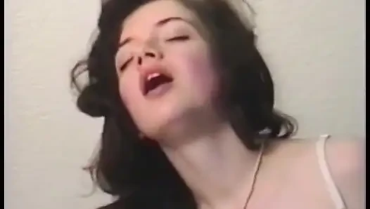 Azgın tatlı kız sıkı amına dildo sürmeyi seviyor