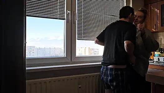 Ateşli amatör çift mutfakta seks yapıyor