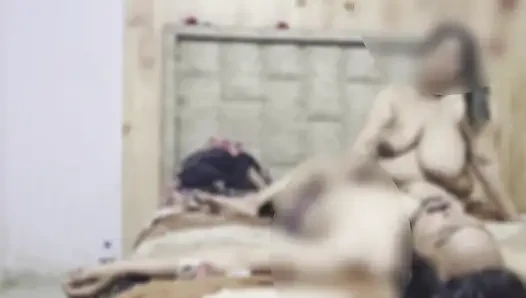 Üvey erkek kardeş ve üvey kız kardeş yatakta çok çalışıyor