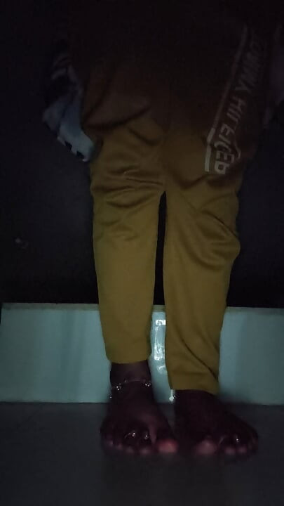 Bathroom me nikala chut se pani