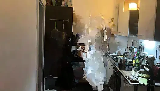 Mutfak fetişi fışkırtma çılgınlığı - olgun sürtükler her yere sırılsıklam