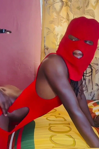 पड़ोसी अपने बड़े लंड की सेवा कर रहा है