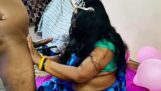 Indische Hausfrau an ihrem Geburtstag