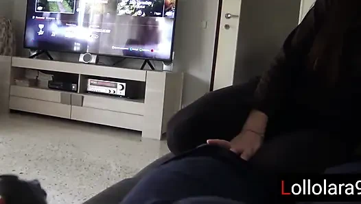 Kötü kız xbox oyunumu bölüyor ve yarağımı sıvazlıyor