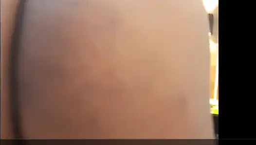 Cewek semok sange lagi asik ngentot kontol di ranjangnya