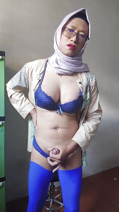 Beauty Hijab Shemale Jerks off Her Big Dick for Cum
