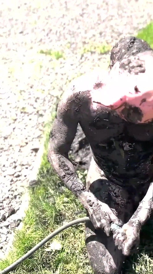Piggy demütigung im schlamm, mit brennnesseln spielen und unsere Füße schön sauber lecken