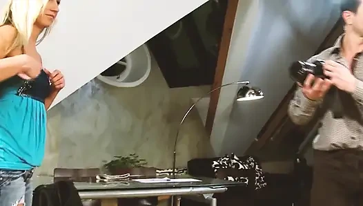 Adegan 2_sexy tante seksi rambut pirang dengan toket kecil yang aduhai lagi asik dicrot di muka