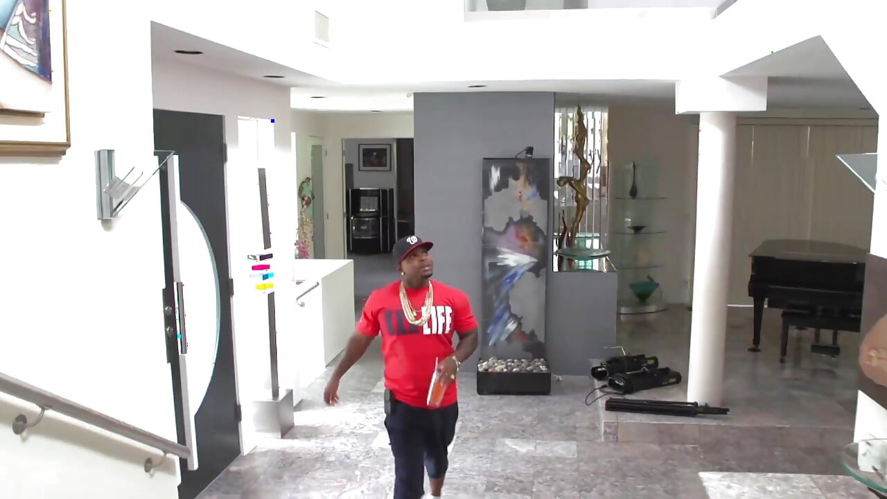 Bela mulher negra recebendo pau enorme na buceta