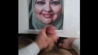 Une belle hijabi mature arrosée de sperme en hommage