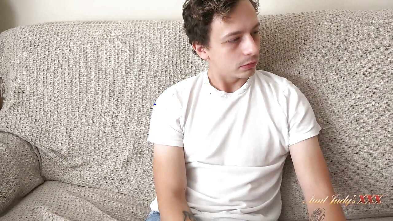 Auntjudysxxx - tombul orta yaşlı seksi üvey anne Mel Moore tembel üvey oğluyla yüzleşiyor