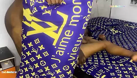 Bevor ich überhaupt nach innen schritt, zog sie mich mit ihrer Energie rein ... Verlangen gemischt mit liebe, groß laut