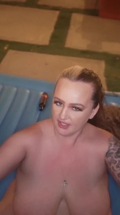Fängslande ögonblick från "BLOND MILF KENDRA KOX BLIR GRUPPKNULLAD PÅ EN SWINGER'S POOL PARTY"