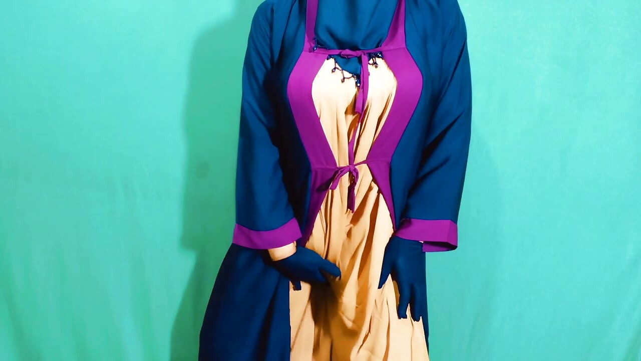 Hermosa mujer musulmana india con hiyab masturbándose