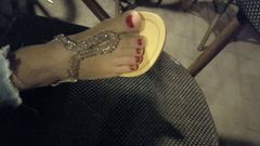 Gf mě škádlí, ukazuje její pedikurované sexy prsty na nohou v kavárně