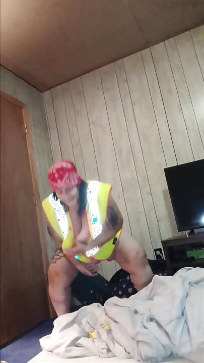 This Horny Construction Worker Picks up Trash N Lets U Bend That Ass