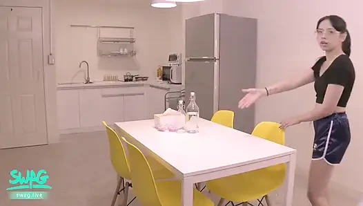 Invisible spray: tetanggaku yang sange menyerbu rumah seorang gadis