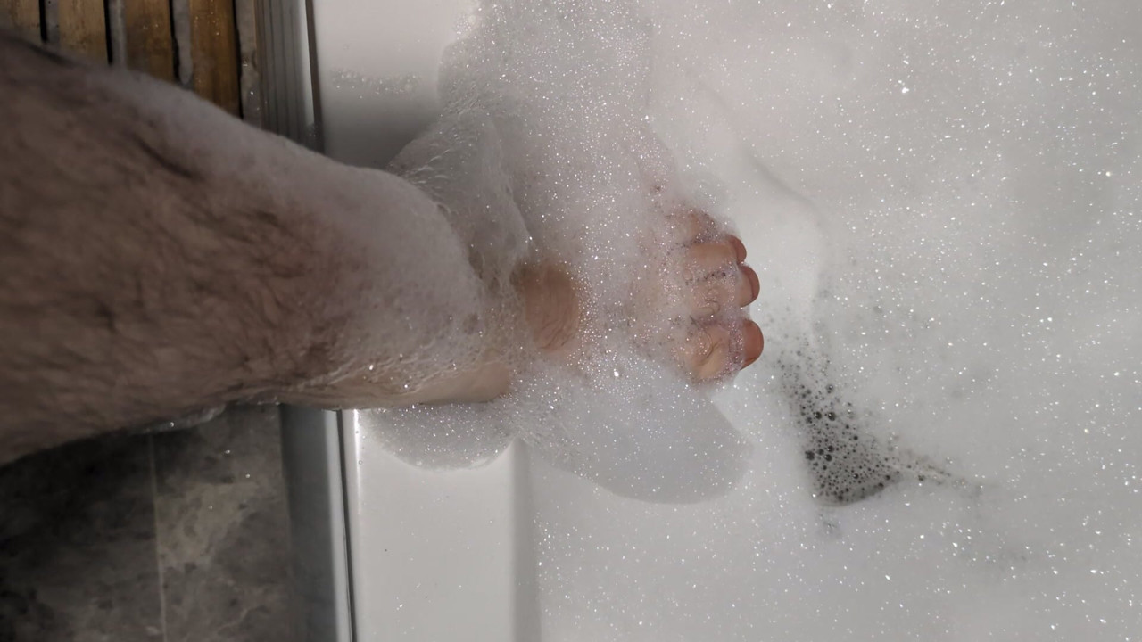 Bubble bath feet