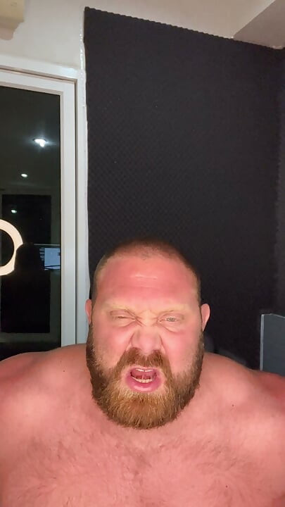 Muscle Ddy σε πιάνει να κρυφοκοιτάς