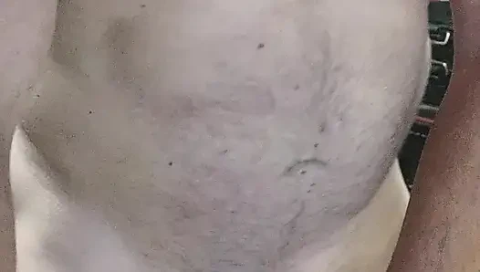Yalnız erkek el fenerini sikiyor ve dölü kenarda tutuyor