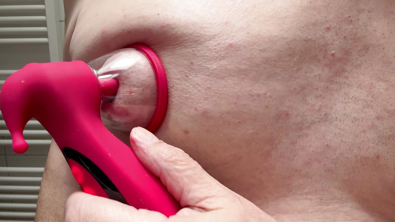 素晴らしい道具で胸と乳首を吸っています!