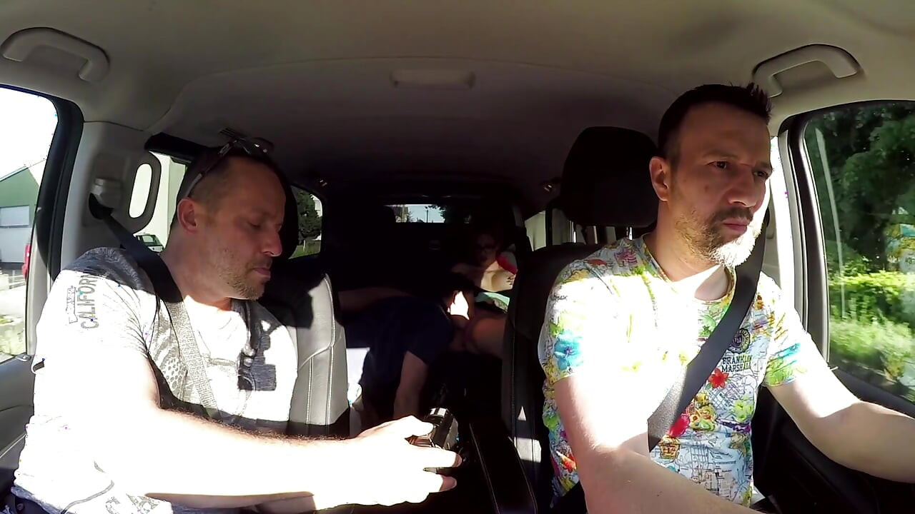 O fată cu curul mare cu multe tatuaje și părul colorat este agățată pentru un futai în mașină