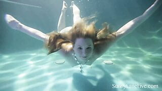 Une sirène nue suce une bite bien dure dans la piscine!