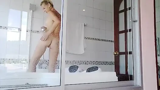 Посмотри на меня в ванной