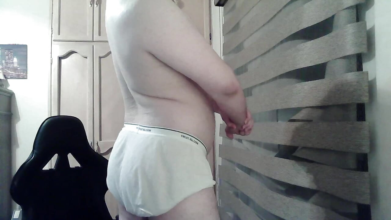 Hot beefy camboy teases and shows off