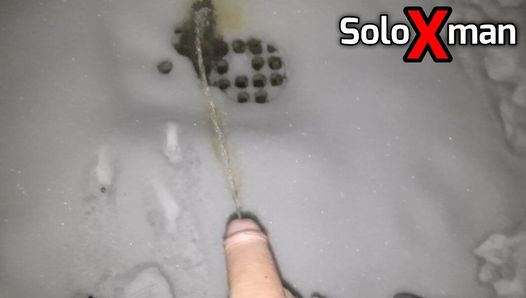 Outro pau grande mijando na neve - Soloxman