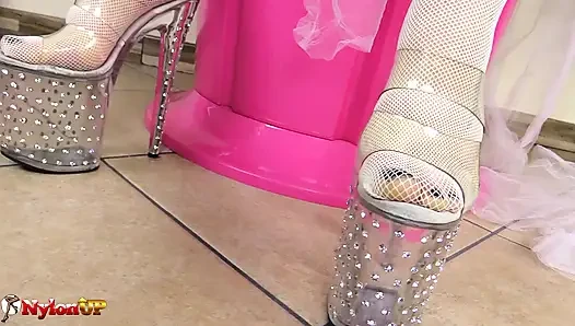 Monique seksi di kursi berlengan