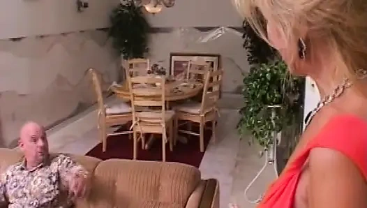 Verführerisches fußfetischspiel mit blonden und brünetten schätzchen