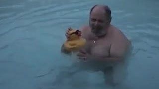 Papai Noel relaxa na piscina