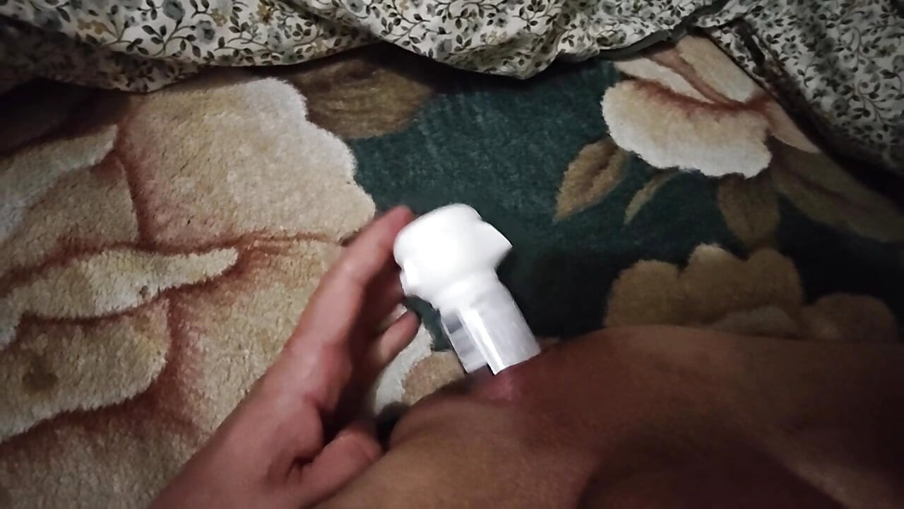 Anh ấy thủ dâm với con cu của tôi và lỗ sâu