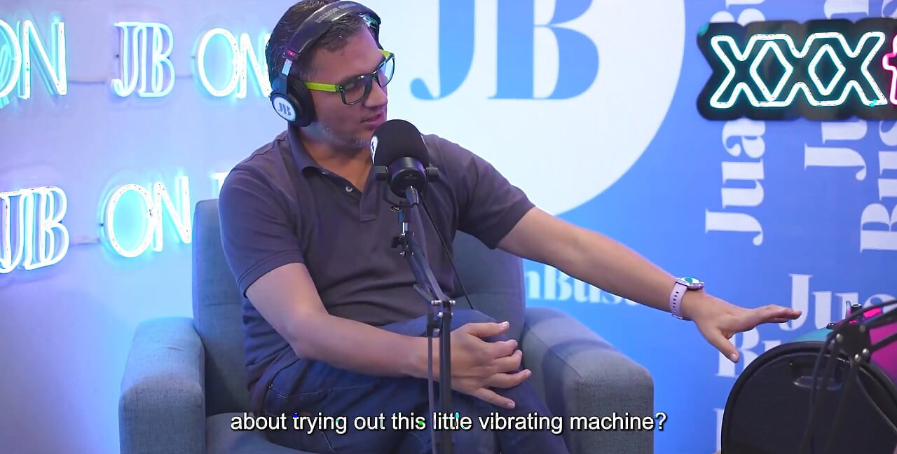 Femeie latino cu țâțe uriașe Rosxanagutierrez penetrată de mașina de futut pe Juan Bustos Podcast