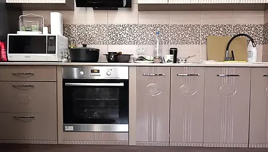 Seorang istri dewasa tanpa celana dalam membuatku sarapan. Dan kamera rumah sedang menonton. Gemuk Di Balik Layar