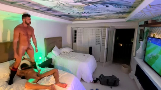 Rugby jocks oyundan sonra otel odasının her yerinde sikişiyor