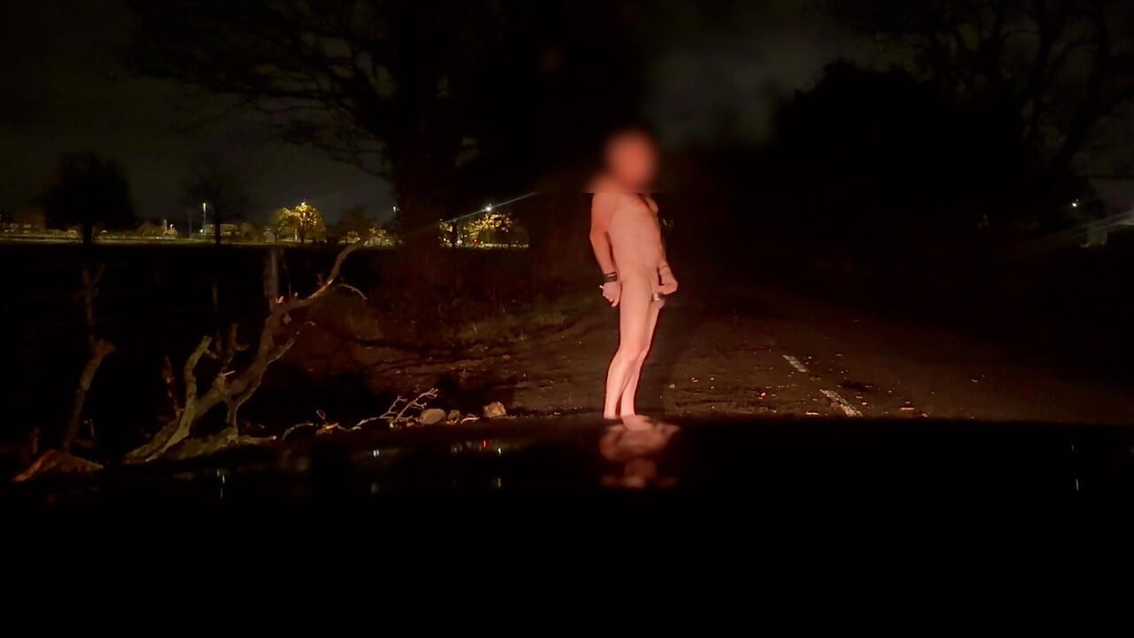 Rizična gola šetnja bosa i gola, i twerkanje bez mjesta za skrivanje ako auto prođe
