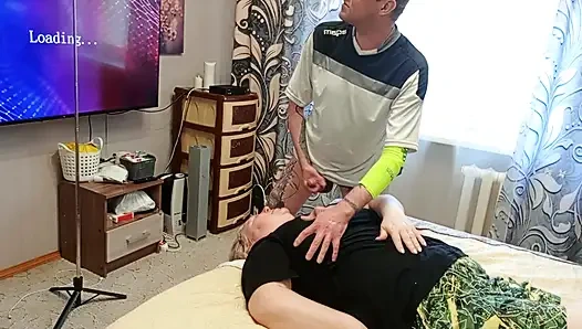 Yarağımı sıvazlıyor ve üzerine boşalmak için komşumu ağzımdan sikiyorum