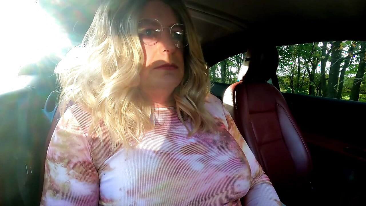 クロスドレッサーのKellycd2022、レーンをドライブに出かけています